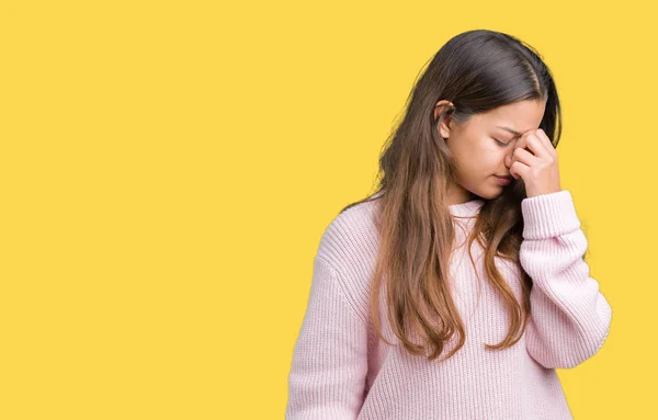 Mujer Morena Hermosa Joven Con Suéter Invierno Rosa Sobre Fondo —  Fotos de Stock