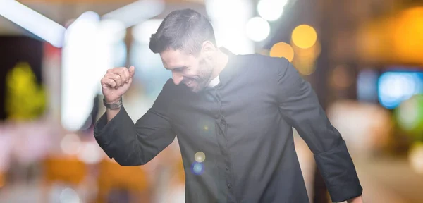 Ung Kristen Präst Över Isolerade Bakgrund Dancing Lycklig Och Glad — Stockfoto