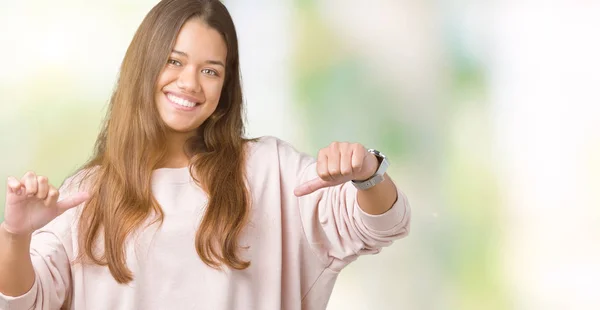 Mujer Morena Hermosa Joven Con Sudadera Rosa Sobre Fondo Aislado —  Fotos de Stock