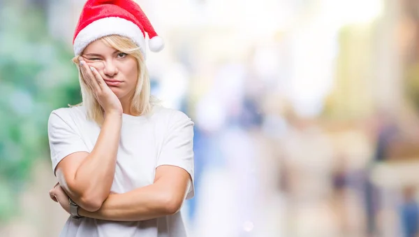 年轻美丽的金发女子戴着圣诞节帽子在孤立的背景思考看累了 无聊与交叉胳膊抑郁症问题 — 图库照片