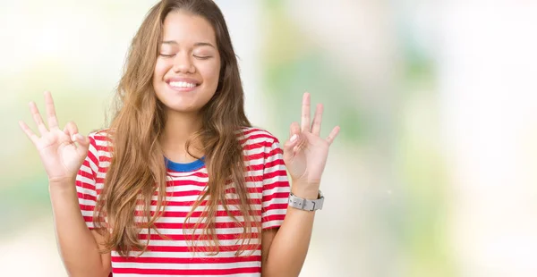 Joven Mujer Morena Hermosa Con Rayas Camiseta Sobre Fondo Aislado —  Fotos de Stock