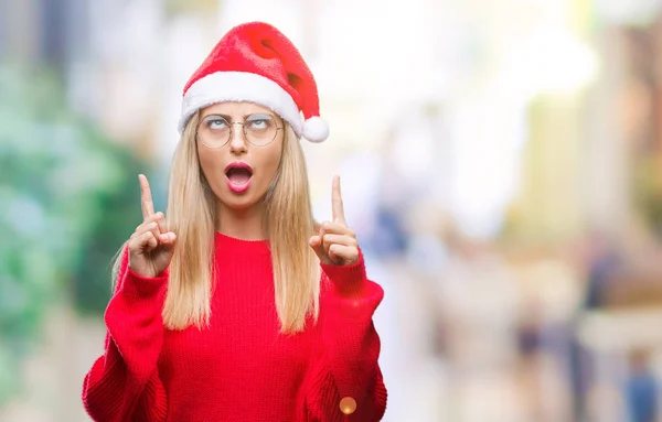 Junge Schöne Blonde Frau Trägt Weihnachtsmütze Über Isoliertem Hintergrund Erstaunt — Stockfoto