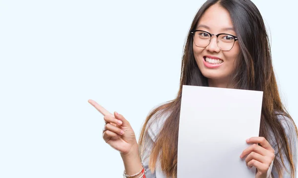 Jovem Mulher Asiática Segurando Papel Branco Sobre Fundo Isolado Muito — Fotografia de Stock