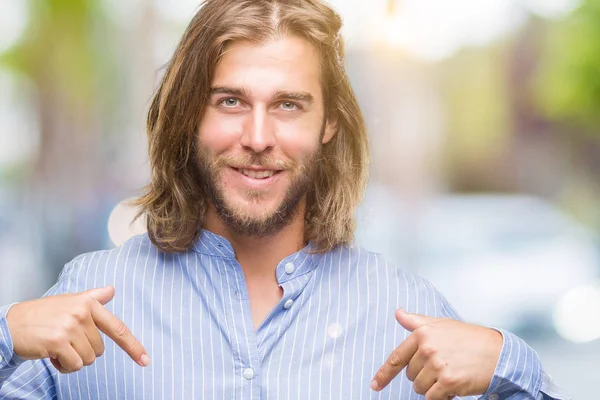 Jovem Homem Bonito Com Cabelos Longos Sobre Fundo Isolado Olhando — Fotografia de Stock