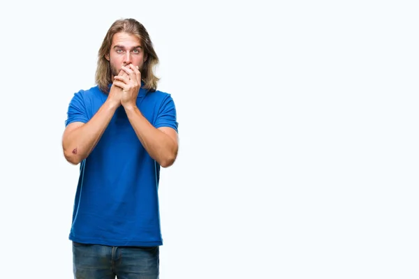 Jeune Homme Beau Aux Cheveux Longs Sur Fond Isolé Choqué — Photo