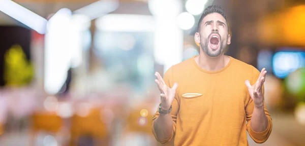 Joven Hombre Guapo Sobre Fondo Aislado Loco Loco Gritando Gritando — Foto de Stock