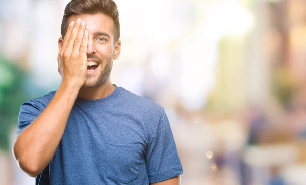 Joven Hombre Guapo Sobre Fondo Aislado Cubriendo Ojo Con Mano — Foto de Stock