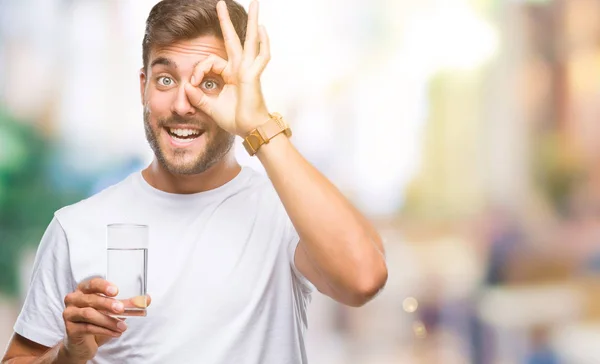 Jeune Bel Homme Buvant Verre Eau Sur Fond Isolé Avec — Photo