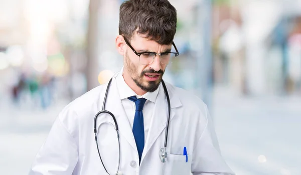 Junger Arzt Krankenhausmantel Über Isoliertem Hintergrund Mit Der Hand Auf — Stockfoto