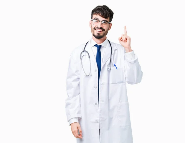 Joven Doctor Con Abrigo Hospital Sobre Fondo Aislado Apuntando Con — Foto de Stock