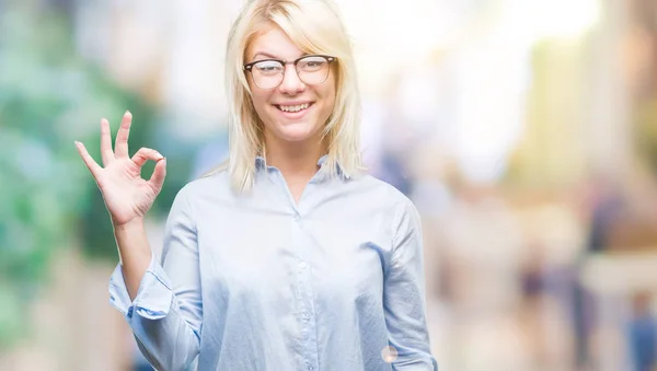 Ung Smuk Blondine Business Kvinde Iført Briller Isoleret Baggrund Smilende - Stock-foto