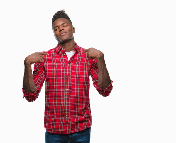 Jonge Afro Amerikaanse Man Geïsoleerde Achtergrond Zoek Vertrouwen Met Glimlach — Stockfoto