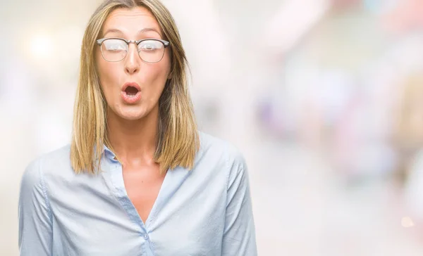 Joven Mujer Negocios Hermosa Sobre Fondo Aislado Miedo Conmocionado Con —  Fotos de Stock