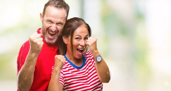 中年西班牙的夫妇在爱在孤立的背景非常高兴和兴奋做优胜者手势举起双臂 微笑着 尖叫着要成功 庆祝理念 — 图库照片