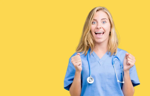 Bella Giovane Donna Medico Indossa Uniforme Medica Sfondo Isolato Celebrando — Foto Stock