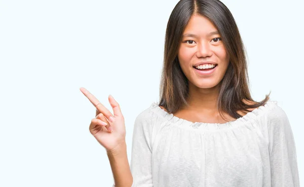 Giovane Donna Asiatica Sfondo Isolato Con Grande Sorriso Sul Viso — Foto Stock