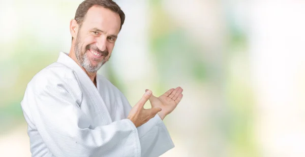 Guapo Hombre Mayor Mediana Edad Con Uniforme Kimono Sobre Fondo — Foto de Stock