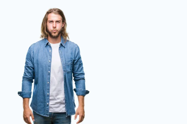 Joven Hombre Guapo Con Pelo Largo Sobre Fondo Aislado Hinchando — Foto de Stock