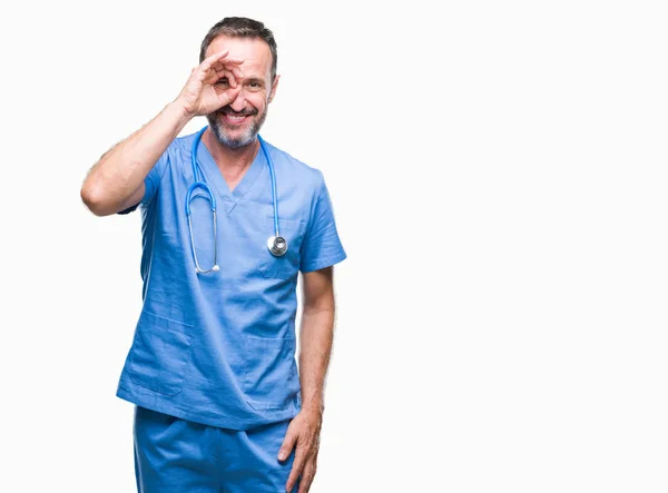 Orta Yaş Ağarmış Kıdemli Doktor Adam Gülümsüyor Parmakları Ile Mutlu — Stok fotoğraf