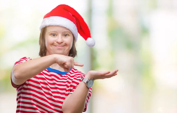 Молодая Взрослая Женщина Синдромом Дауна Рождественской Шляпе Изолированном Фоне Поражена — стоковое фото