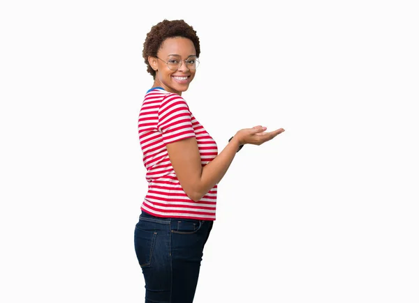 Hermosa Mujer Afroamericana Joven Con Gafas Sobre Fondo Aislado Señalando —  Fotos de Stock