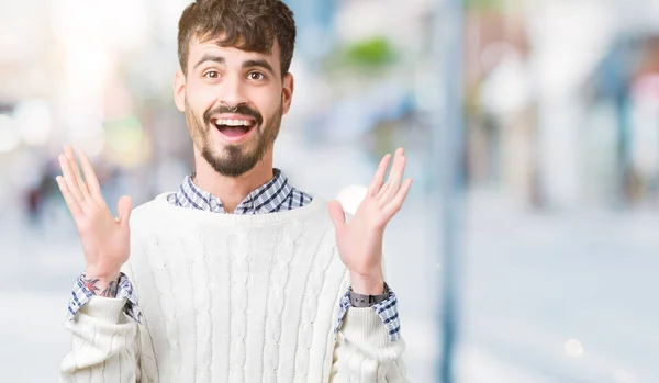 Joven Hombre Guapo Con Suéter Invierno Sobre Fondo Aislado Celebrando — Foto de Stock