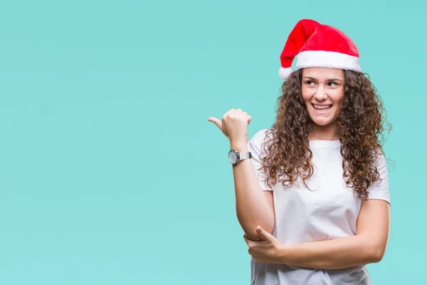 Chica Morena Joven Con Sombrero Navidad Sobre Fondo Aislado Sonriendo — Foto de Stock
