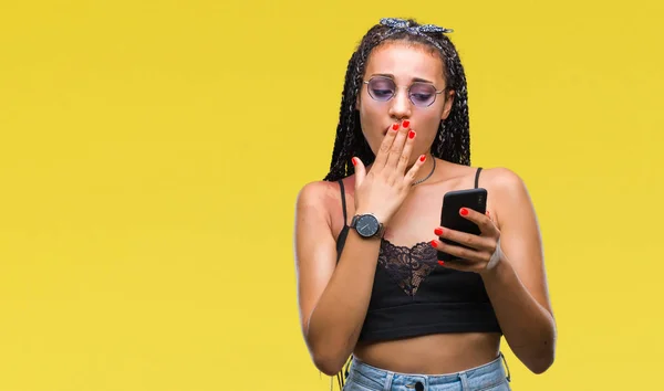 Fiatal Fonott Haj Afro Amerikai Születési Jel Használ Smartphone Elszigetelt — Stock Fotó
