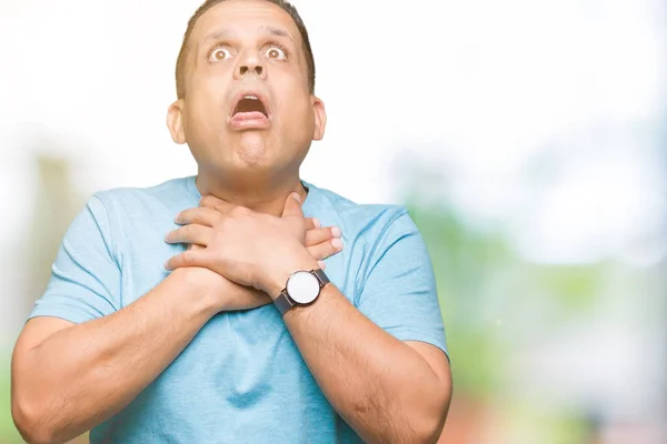 Medelåldern Arabisk Man Bär Blå Shirt Över Isolerade Bakgrund Skrika — Stockfoto