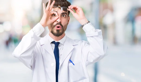 Jeune Homme Scientifique Professionnel Portant Manteau Blanc Sur Fond Isolé — Photo