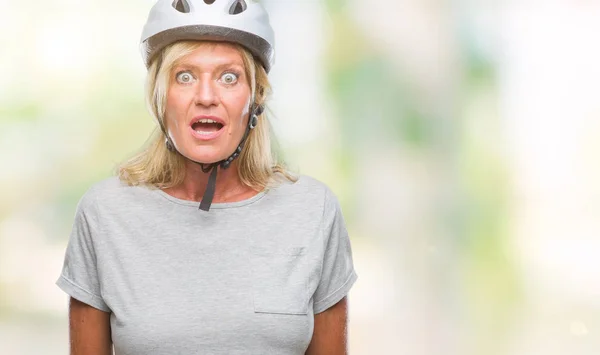 Μέση Ηλικία Ποδηλάτης Καυκάσιος Γυναίκα Φορώντας Κράνος Ασφαλείας Πέρα Από — Φωτογραφία Αρχείου