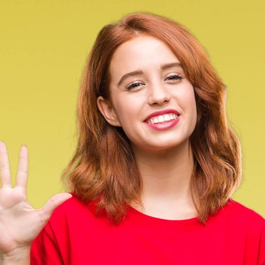 Genç güzel kadın gösterilen ve parmakları ile işaret izole arka plan yüzünden kendinden emin ve mutlu gülümseyerek süre beş numara.