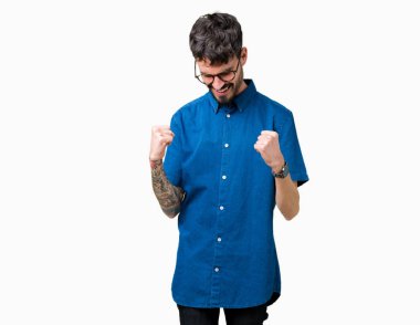 Gülümseyen ve başarı için çığlık izole arka plan çok mutlu ve heyecanlı kaldırdı, silah ile kazanan jest yapıyor üzerinde gözlük takan yakışıklı delikanlı. Kutlama kavramı.