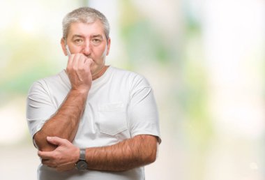 Stresli ve gergin ile eller tırnak ısırma dudaklarından seyir izole arka plan üzerinde yakışıklı komuta sizde. Anksiyete sorunu.