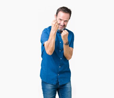 Yakışıklı orta yaş zarif komuta sizde izole arka plan üzerinde yumruk savunma hareketi, kızgın ve üzgün yüz, sorunu korkuyor ile savaşmaya hazır