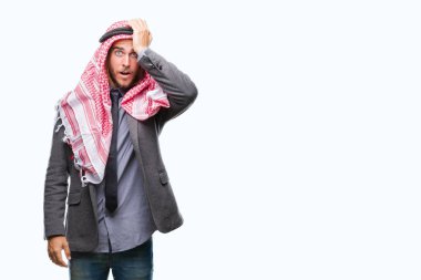 Genç yakışıklı Arap adam uzun saçlı keffiyeh izole arka kafasına hata için el ile sürpriz üzerinde giyen hata hatırlıyorum. Unuttum, kötü bellek kavramı.