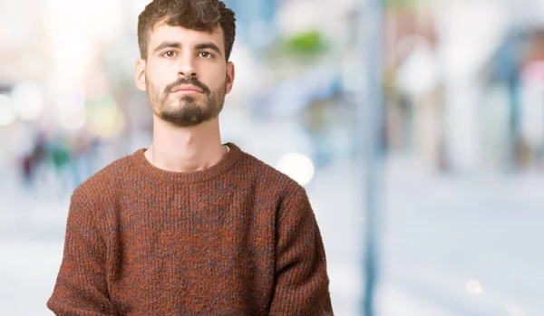 Pemuda Tampan Mengenakan Sweater Musim Dingin Atas Latar Belakang Yang — Stok Foto
