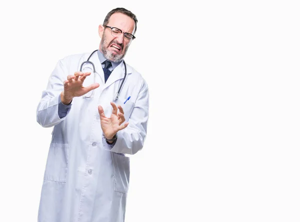 Mezzo Età Anziano Hoary Medico Uomo Indossa Uniforme Medica Isolato — Foto Stock