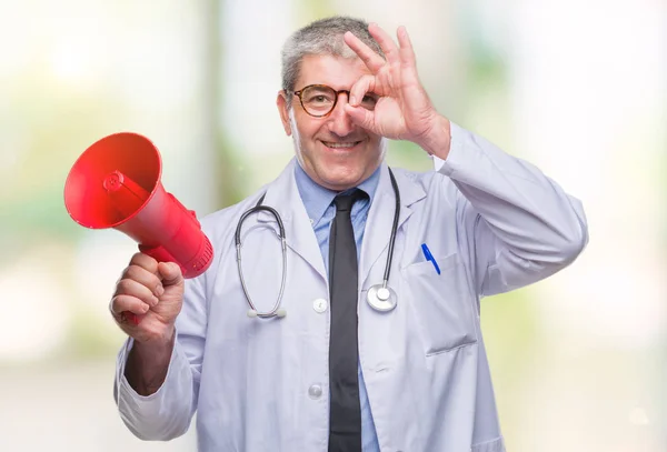 Przystojny Doktor Starszy Mężczyzna Krzyczał Przez Megafon Białym Tle Szczęśliwy — Zdjęcie stockowe