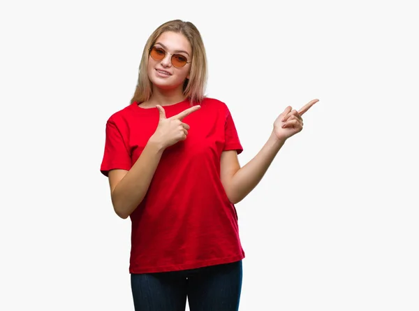 Mujer Caucásica Joven Con Gafas Sol Sobre Fondo Aislado Sonriendo —  Fotos de Stock