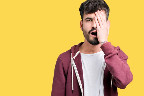 Mladý Pohledný Muž Izolované Pozadí Zívání Unavený Pokrývá Polovinu Obličeje — Stock fotografie
