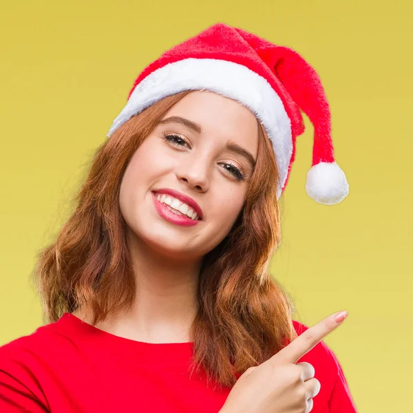Молода Красива Жінка Над Ізольованим Тлом Носить Різдвяний Капелюх Посміхаючись — стокове фото
