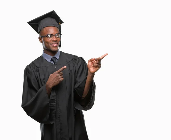 Joven Hombre Afroamericano Graduado Sobre Fondo Aislado Sonriendo Mirando Cámara — Foto de Stock