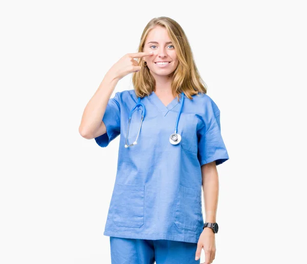 Schöne Junge Ärztin Medizinischer Uniform Über Isoliertem Hintergrund Die Mit — Stockfoto