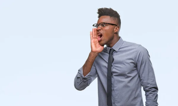 Jovem Homem Negócios Afro Americano Sobre Fundo Isolado Gritando Gritando — Fotografia de Stock