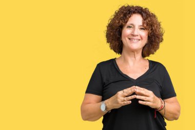 Güzel orta ager izole arka plan el ele tutusun ve parmak çarpı işareti rahat ve neşeli gülümseyen kadın kıdemli. Başarı ve iyimser