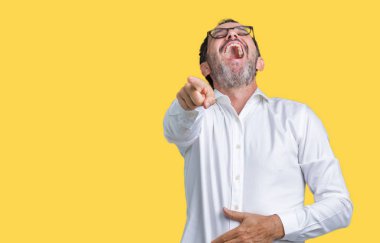 Gülme sizin parmak el kamerasıyla göğüs üzerinde utanç ifadesi işaret eden yakışıklı orta yaş zarif üst düzey iş adam gözlük izole üzerinde arka plan