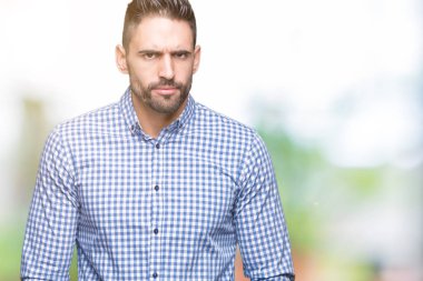 İzole arka plan şüpheci ve sinir, papatyanın üzgün sorun nedeniyle genç yakışıklı adam. Negatif kişi.