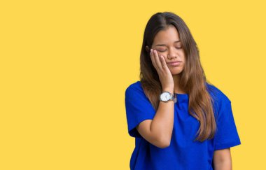 Seyir yorgun ve bıkkın ile depresyon sorun Çapraz kollar ile izole arka plan düşünme üzerinde mavi t-shirt giyen genç güzel esmer kadın.