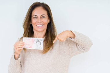 50 pound banknot sürpriz yüz işaret parmağı kendini izole arka plan üzerinde tutan orta yaş kadın